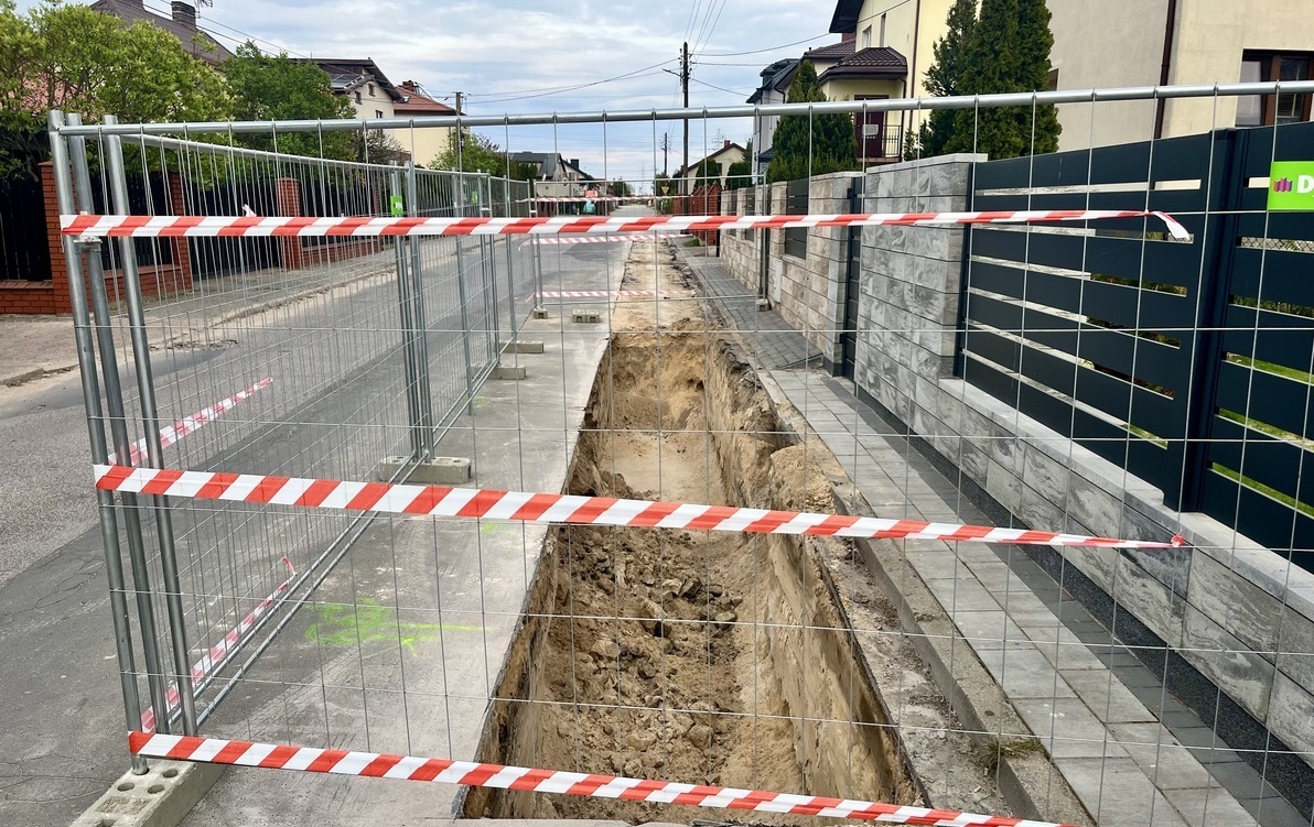 Zdjęcie przedstawia wykop w drodze odgrodzony taśmą