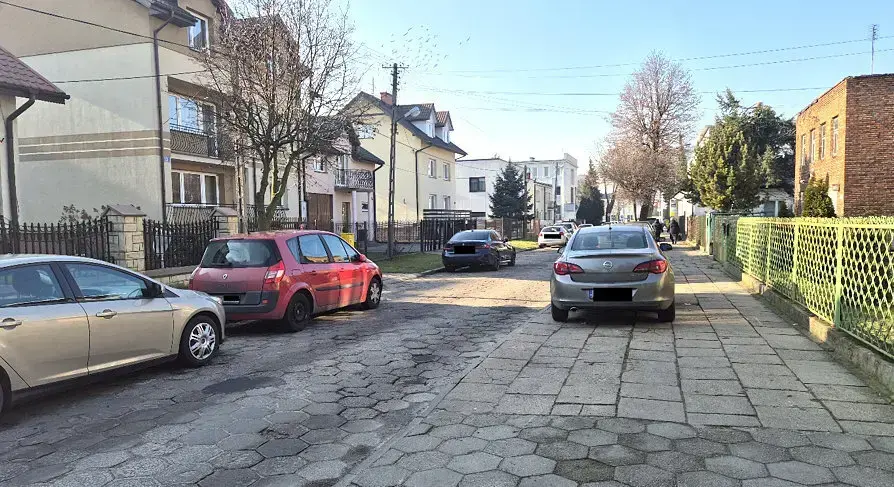Zdjęcie przedstawia ulicę Grabskiego w Sochaczewie przed przebudową, widoczne samochody i budynki