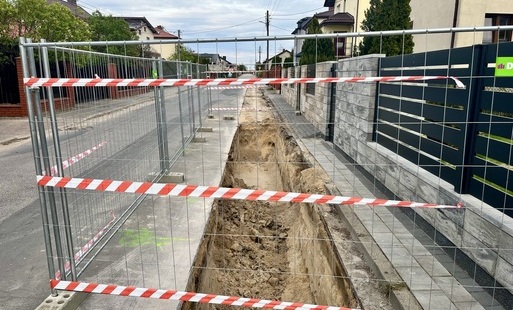 Zdjęcie przedstawia wykop w drodze odgrodzony taśmą